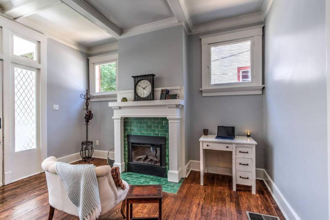 Elegant Colonial With Lovely Details And Character Memphis Esterno foto