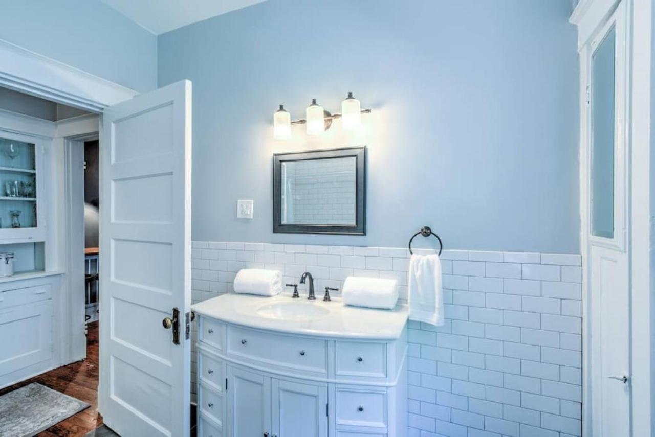 Elegant Colonial With Lovely Details And Character Memphis Esterno foto