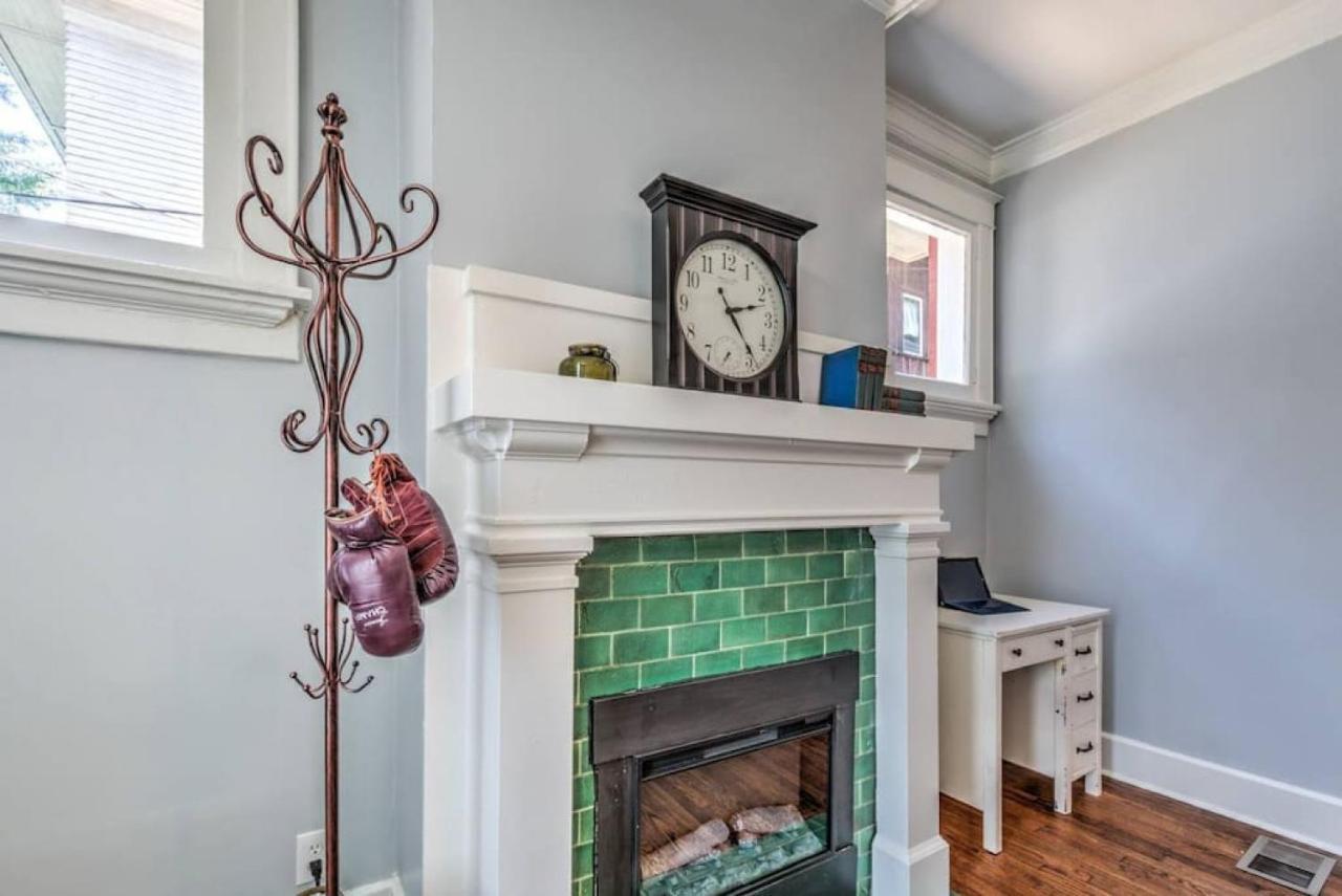 Elegant Colonial With Lovely Details And Character Memphis Esterno foto