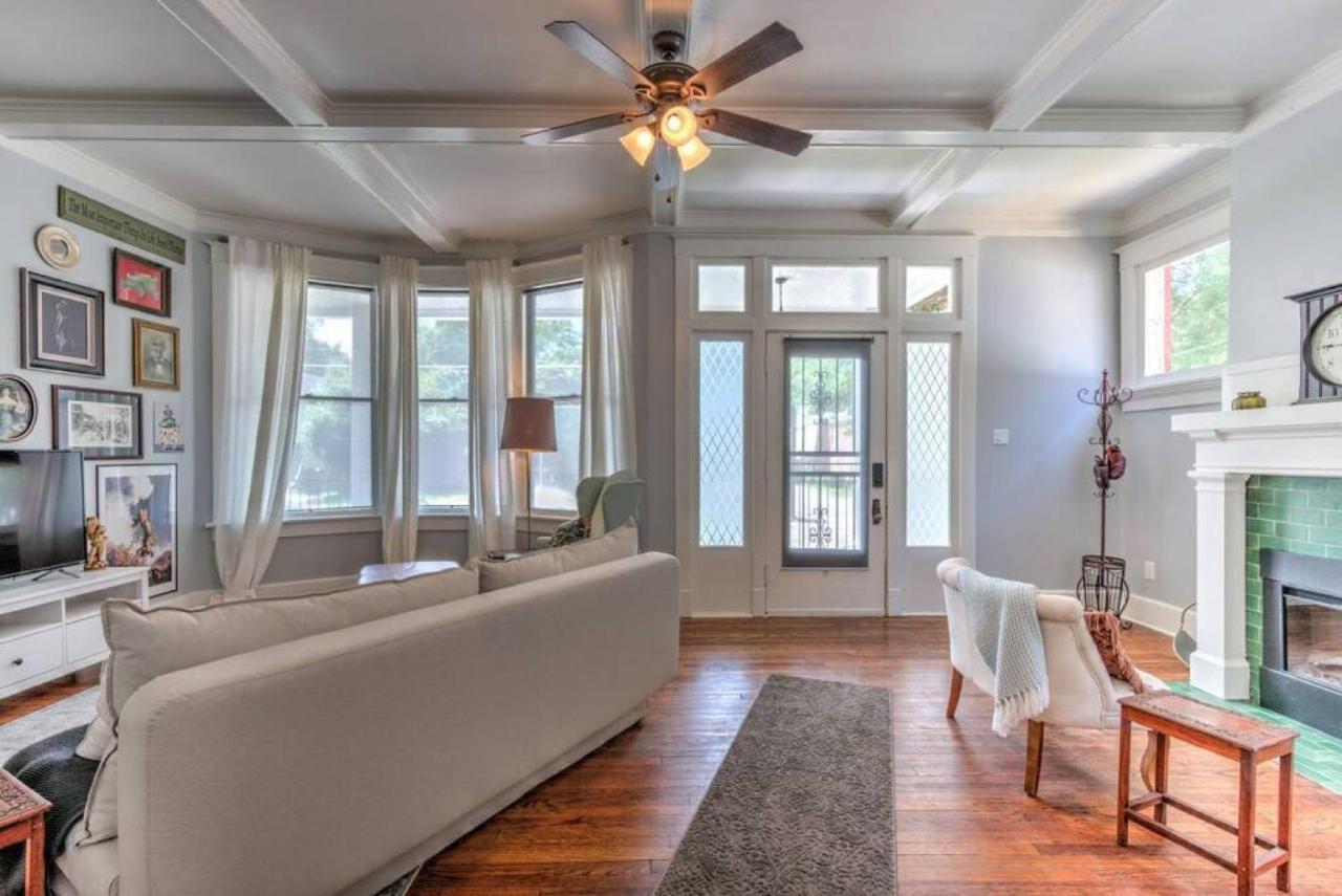 Elegant Colonial With Lovely Details And Character Memphis Esterno foto