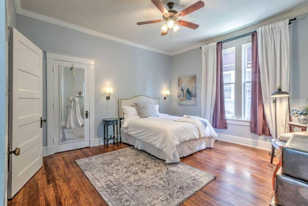 Elegant Colonial With Lovely Details And Character Memphis Esterno foto